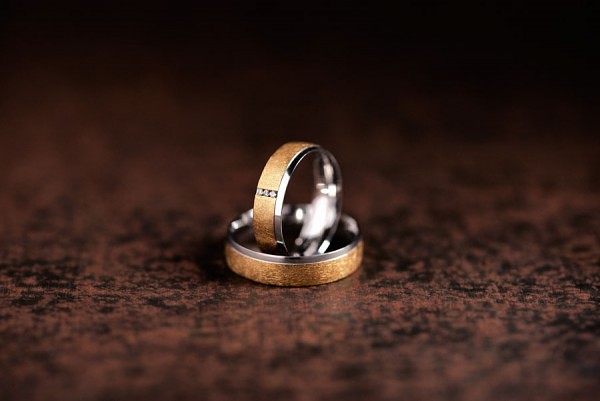 Fotografo de publicidad de joyas alianzaspersonalizadas.com